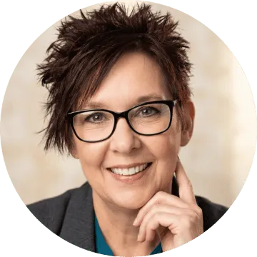 wp-inline-0e0ba6570dc5e319fb3f9c7faf0f601f-woman-auburn-hair-glasses-gray-blazer